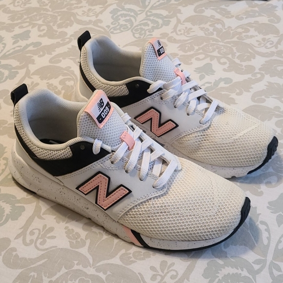 New Balance Womens 8 Sneakers 
